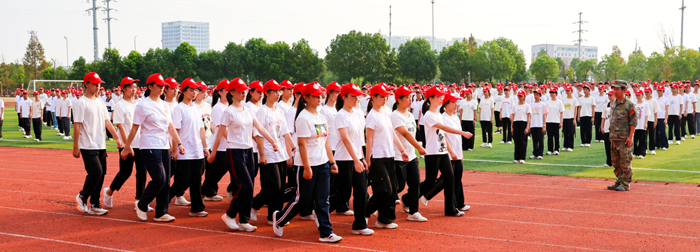 沙市中学举行2025级高一新生军训会操仪式